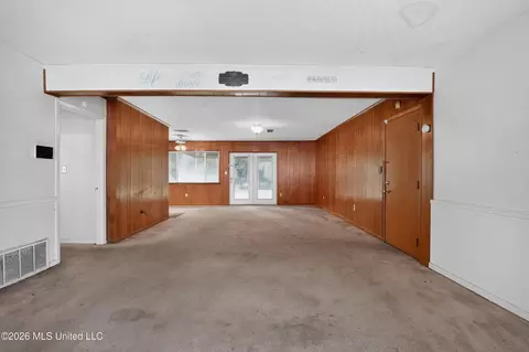 Living - 5312 Cedar Park Dr, Jackson, MS 39206 photo 2 of 5
