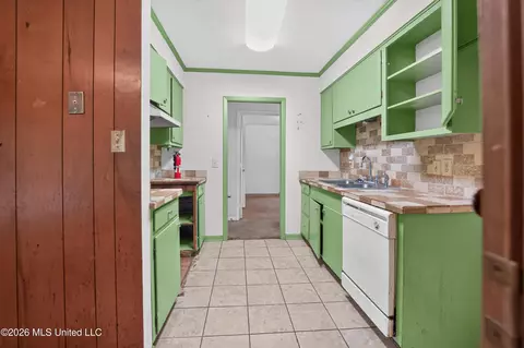 Kitchen - 5312 Cedar Park Dr, Jackson, MS 39206 photo 1 of 2