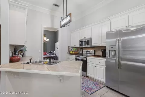 Kitchen - 136 Prescott Rdg, Madison, MS 39110 photo 4 of 4