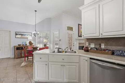 Kitchen - 136 Prescott Rdg, Madison, MS 39110 photo 2 of 4