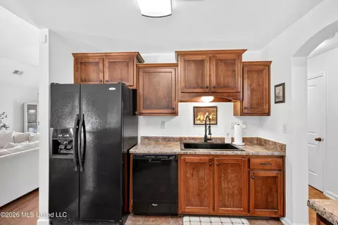 Kitchen - 823 W Fairway Pointe Cv, Hernando, MS 38632 photo 2 of 3