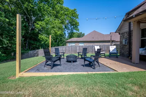 Exterior - 823 W Fairway Pointe Cv, Hernando, MS 38632 photo 3 of 7