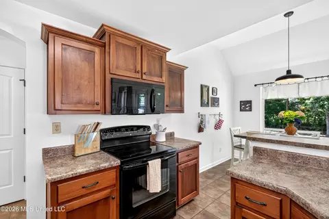 Kitchen - 823 W Fairway Pointe Cv, Hernando, MS 38632 photo 3 of 3