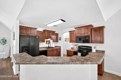 Kitchen - 823 W Fairway Pointe Cv, Hernando, MS 38632 photo 1 of 3