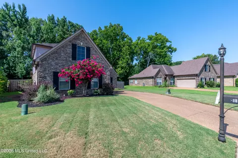 Exterior - 823 W Fairway Pointe Cv, Hernando, MS 38632 photo 2 of 7