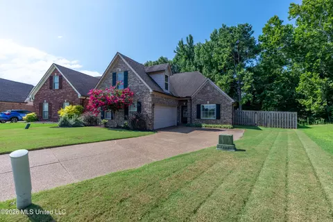 Exterior - 823 W Fairway Pointe Cv, Hernando, MS 38632 photo 2 of 8