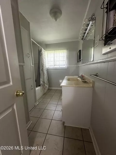 Bath - 1387 E 1st St, Forest, MS 39074 photo 2 of 3
