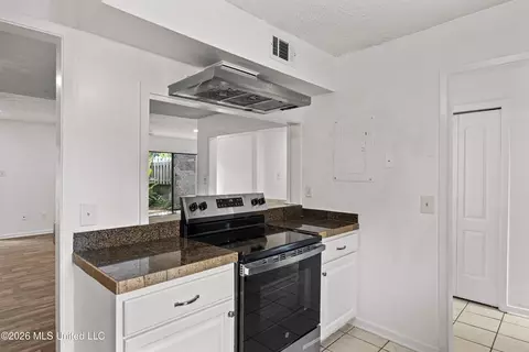 Kitchen - 1255 E County Line Rd #L-6, Jackson, MS 39211 photo 2 of 3