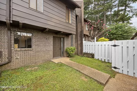 Exterior - 1255 E County Line Rd #L-6, Jackson, MS 39211 photo 2 of 3