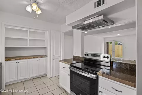 Kitchen - 1255 E County Line Rd #L-6, Jackson, MS 39211 photo 3 of 3