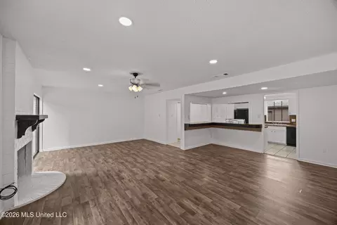 Living - 1255 E County Line Rd #L-6, Jackson, MS 39211 photo 4 of 4