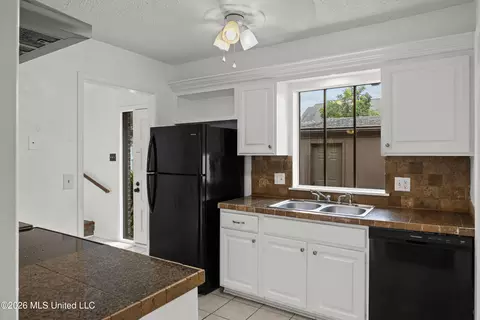 Kitchen - 1255 E County Line Rd #L-6, Jackson, MS 39211 photo 1 of 3