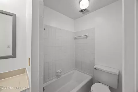 Bath - 1255 E County Line Rd #L-6, Jackson, MS 39211 photo 2 of 4