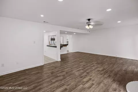 Living - 1255 E County Line Rd #L-6, Jackson, MS 39211 photo 3 of 4