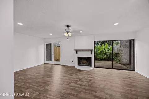 Living - 1255 E County Line Rd #L-6, Jackson, MS 39211 photo 1 of 4