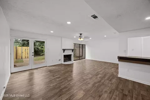 Living - 1255 E County Line Rd #L-6, Jackson, MS 39211 photo 2 of 4
