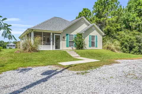 329 Davis St, Waveland, MS 39576