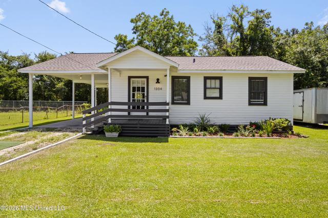 1304 Mantou St, Pascagoula, MS 39567