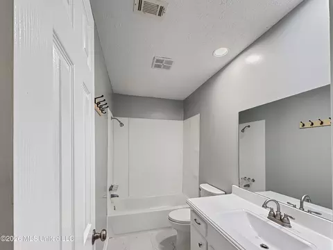 Bath - 200 Poplar Dr, Brandon, MS 39047 photo 3 of 3