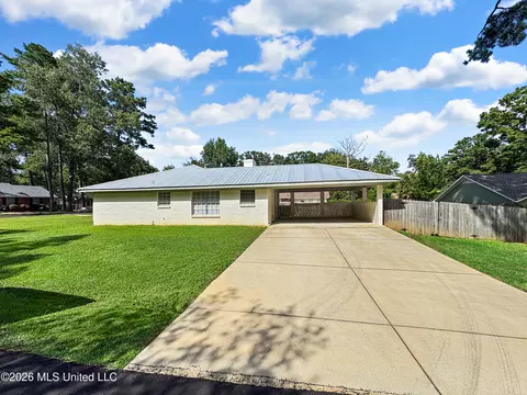 Exterior - 200 Poplar Dr, Brandon, MS 39047 photo 4 of 7