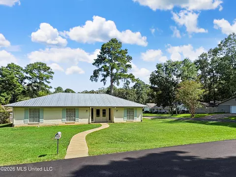Exterior - 200 Poplar Dr, Brandon, MS 39047 photo 2 of 7