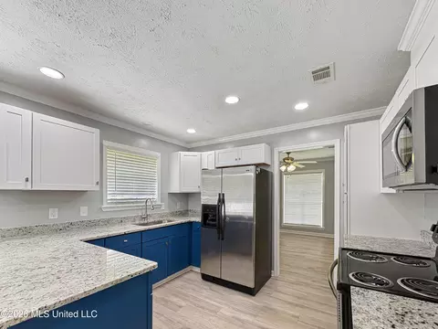 Kitchen - 200 Poplar Dr, Brandon, MS 39047 photo 2 of 4