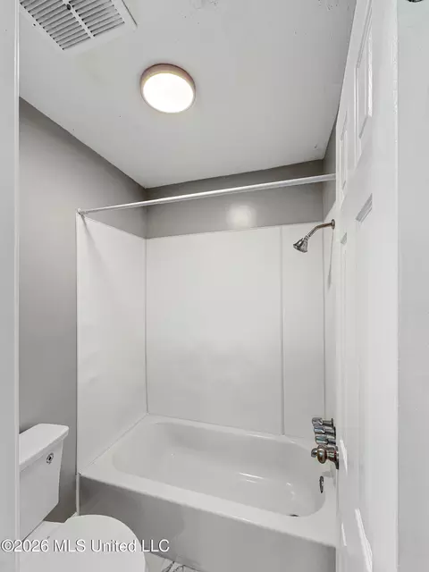 Bath - 200 Poplar Dr, Brandon, MS 39047 photo 2 of 3