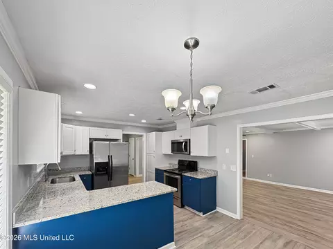 Kitchen - 200 Poplar Dr, Brandon, MS 39047 photo 4 of 4