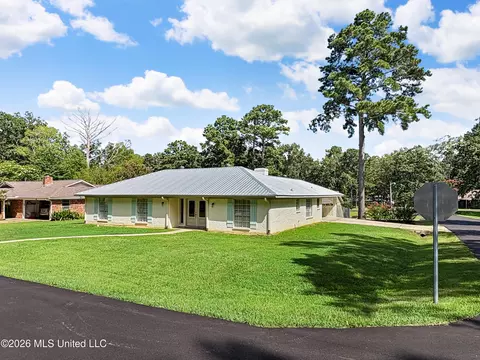Exterior - 200 Poplar Dr, Brandon, MS 39047 photo 3 of 7