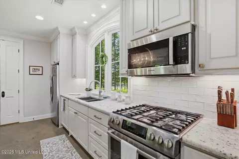 Kitchen - 103 Lakeshore Cv, Madison, MS 39110 photo 3 of 4