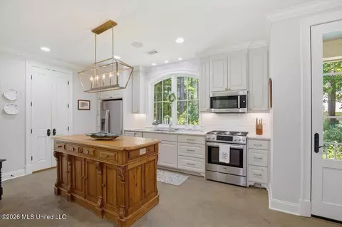 Kitchen - 103 Lakeshore Cv, Madison, MS 39110 photo 2 of 4