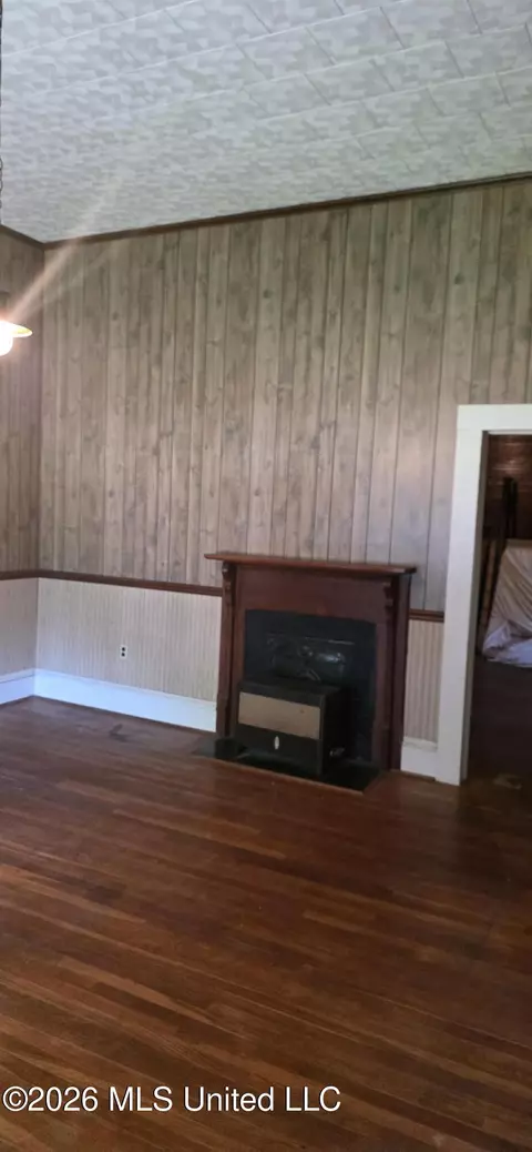 Living - 425 Cameron St, Mccomb, MS 39648 photo 9 of 11
