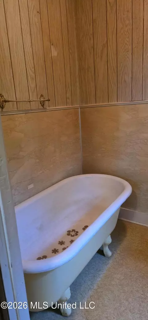 Bath - 425 Cameron St, Mccomb, MS 39648 photo 3 of 6