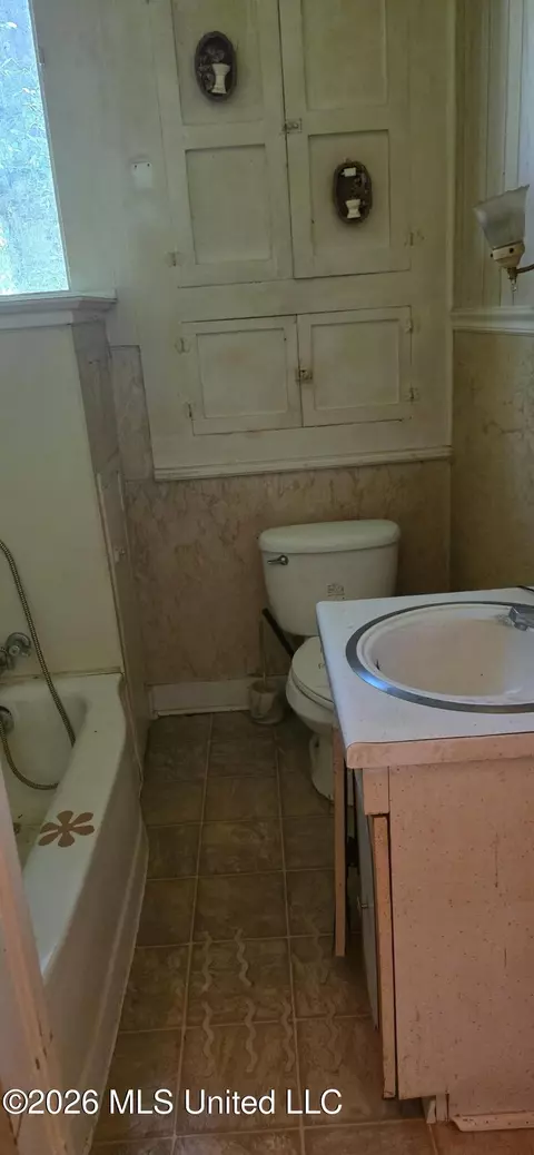 Bath - 425 Cameron St, Mccomb, MS 39648 photo 6 of 6