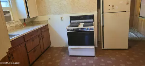 Kitchen - 425 Cameron St, Mccomb, MS 39648 photo 1 of 2