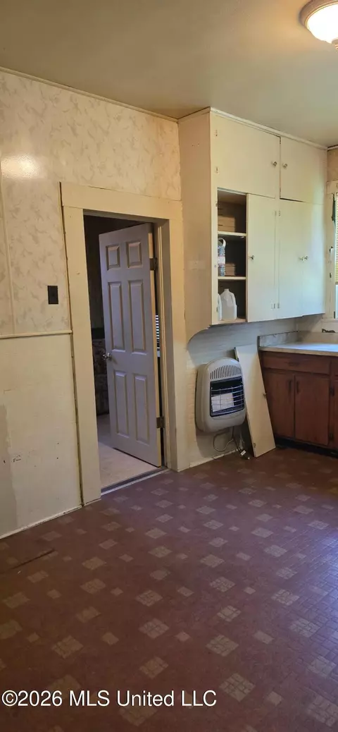 Entry Way - 425 Cameron St, Mccomb, MS 39648 photo 5 of 7