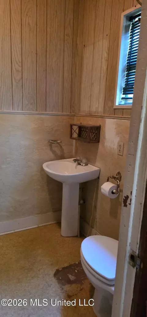 Bath - 425 Cameron St, Mccomb, MS 39648 photo 2 of 6