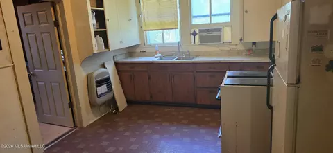 Entry Way - 425 Cameron St, Mccomb, MS 39648 photo 3 of 7