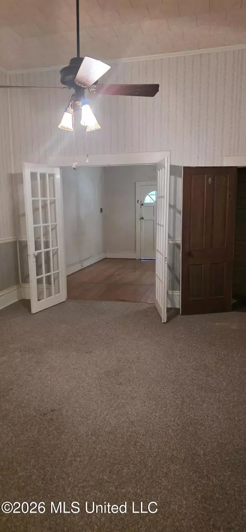 Living - 425 Cameron St, Mccomb, MS 39648 photo 10 of 11