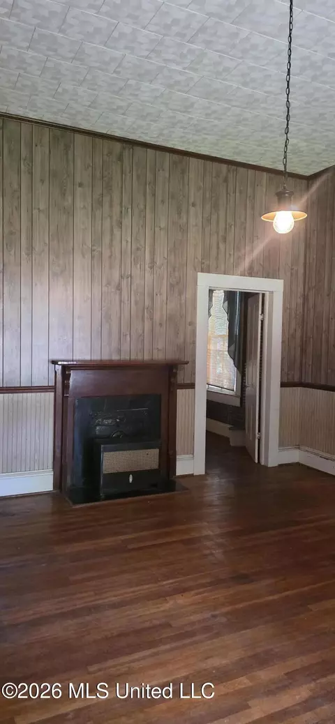 Living - 425 Cameron St, Mccomb, MS 39648 photo 8 of 11
