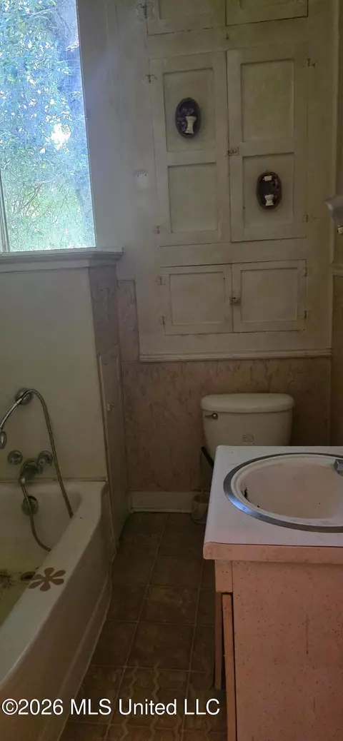 Bath - 425 Cameron St, Mccomb, MS 39648 photo 5 of 6