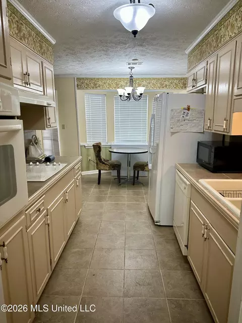 Kitchen - 321 Sharon Hills Dr, Jackson, MS 39212 photo 2 of 4