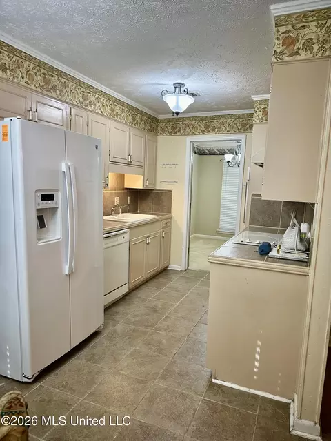 Kitchen - 321 Sharon Hills Dr, Jackson, MS 39212 photo 3 of 4
