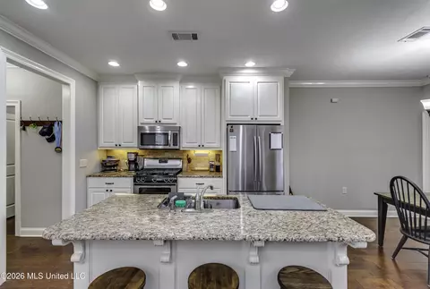 Kitchen - 303 Ridge Pointe Dr, Brandon, MS 39042 photo 2 of 4