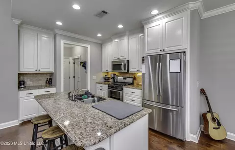 Kitchen - 303 Ridge Pointe Dr, Brandon, MS 39042 photo 3 of 4