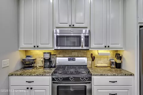 Kitchen - 303 Ridge Pointe Dr, Brandon, MS 39042 photo 4 of 4