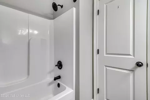 Bath - 303 Ridge Pointe Dr, Brandon, MS 39042 photo 2 of 5