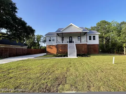 120 Grosvenor Pl, Waveland, MS 39576
