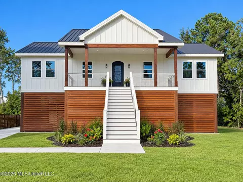 120 Grosvenor Pl, Waveland, MS 39576