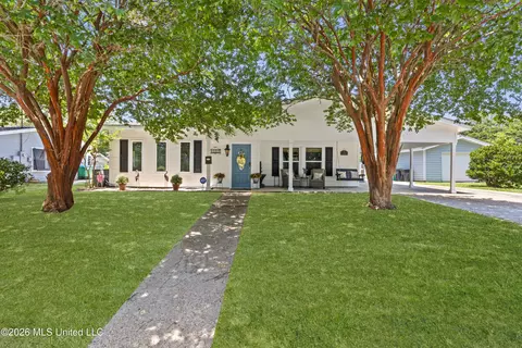 1109 Country Club Dr, Pascagoula, MS 39567